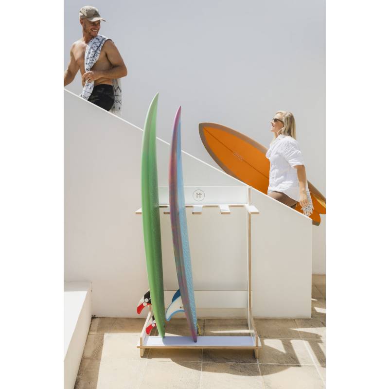 Formatt Q8 Freestanding Surfboard Rack White with board outdoor